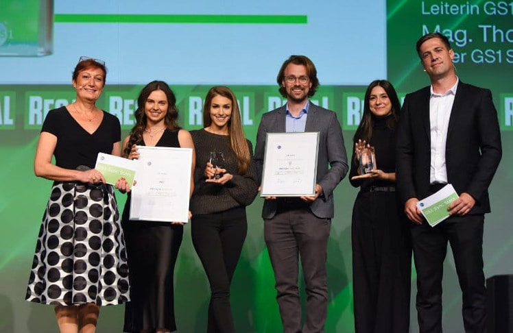 V.l.n.r.: Barbara Wendelin (GS1 Austria), Victoria Plutalova (PetCo), Anna Bogner (PetCo), Andreas Nittnaus (Weingut Gebrüder Nittnaus), Karoline Bottyan (Weingut Gebrüder Nittnaus) und Thomas Postl (GS1 Austria). 