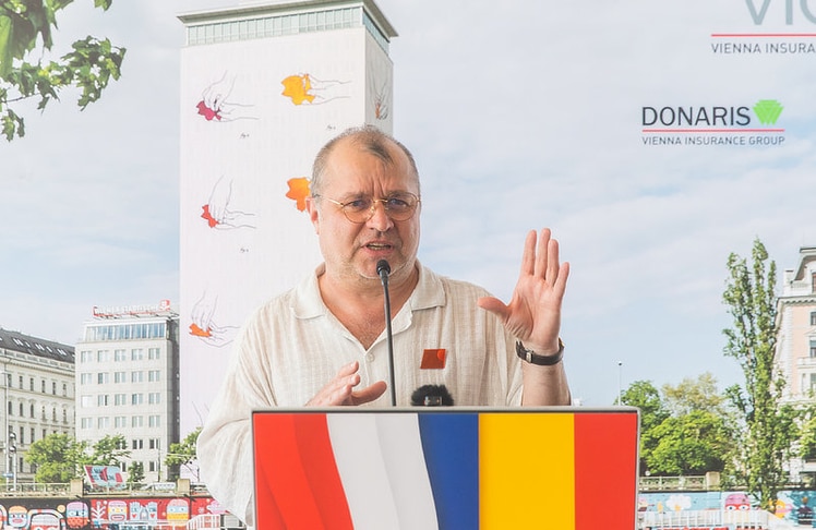 Künstler Pavel Brăila ist nun der zehnte Kunstschaffende aus der CEE-Region, der den Ringturm verhüllen durfte. © LEADERSNET / D. Mikkelsen