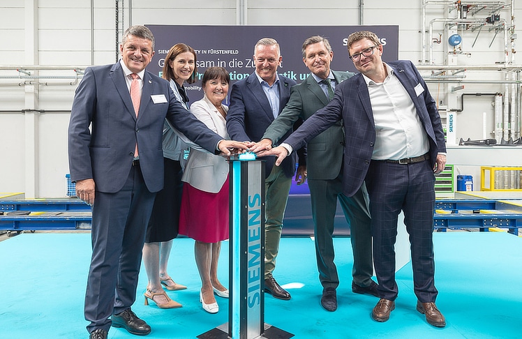 V.l.n.r.: Bürgermeister Franz Jost, Geschäftsführerin Tanja Kienegger (Siemens Mobility), Landeshauptmann-Stv. Manuela Khom, Landeshauptmann Mario Kunasek, Bundesminister Peter Hanke und der Leiter des Weltkompetenzzentrums für Fahrwerke Stefan Erlach (Siemens Mobility) © Siemens