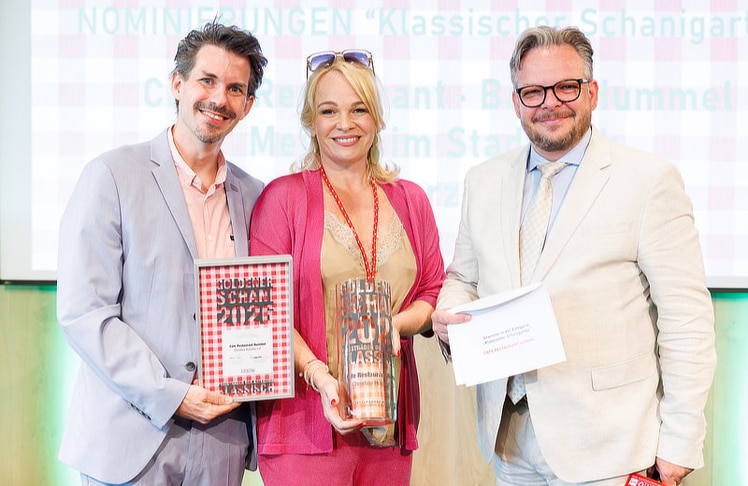 In der Kategorie "Klassische Schanigärten" ging der Preis an das Café-Restaurant Hummel. Gastronomie-Obmann Thomas Peschta (l.) und Tourimsus-Spartenobmann Dominic Schmid (r.) gratulierten.