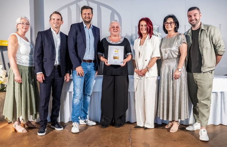 V.l.n.r.: Eva Fehringer (Betriebsrätin), Stefan Weinlich (Billa-Vertriebsdirektor), Goran Savic (Billa-Vertriebsleiter), Lucia Hell (Jubilarin), Sonja Tippelt (Betriebsrätin), Claudia Slezak (Betriebsrätin) und Boris Bjekic (Billa-Vertriebsmanager).