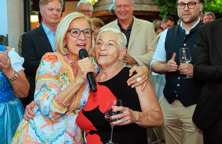 NÖ-Landeshauptfrau Johanna Mikl-Leitner (l.) mit Sängerin und Geburtstagskind Jazz Gitti. © LEADERSNET / A. Felten