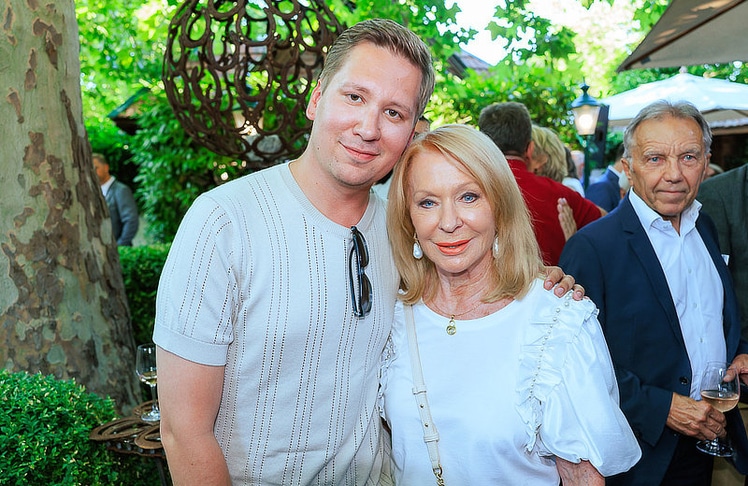 Autor Clemens Trischler mit Star-Astrologin Gerda Rogers. © LEADERSNET / A. Felten