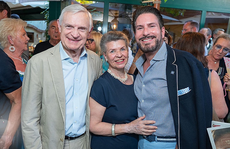 V.l.n.r.: Thomas Schäfer-Elmayer und Christine Zach (Tanzschule Elmayer) mit Opernsänger Clemens Unterreiner. © Andreas Tischler