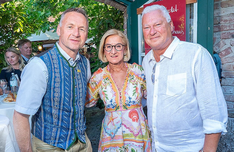 Ex-Fußballprofis Toni Pfeffer (l.) und Toni Polster mit NÖ-Landeshauptfrau Johanna Mikl-Leitner. © Andreas Tischler