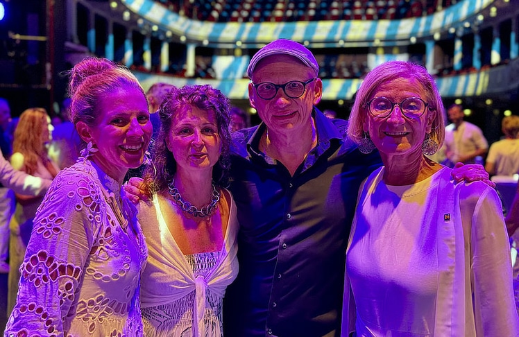 V.l.n.r.: Carmen Jeitler-Cincelli (Bürgermeisterin Baden), Martina Malzer (Geschäftsführerin Bühne Baden) Schauspieler Oliver Baier ("Baronin Adelaide") und NÖ-Landeshauptfrau Johanna Mikl-Leitner. © LEADERSNET