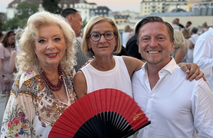 V.l.n.r.: Grande Dame Birgit Sarata, NÖ-Landeshauptfrau Johanna Mikl-Leitner und Andreas Gergen (Künstlerischer Leiter Bühne Baden). © LEADERSNET