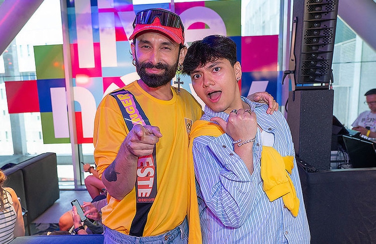 Die beiden ESC-Gewinner Tom Neuwirth (l.) und Johannes Pietsch alias JJ nahmen live vor Ort eine neue Folge ihres Podcasts "Bussi Bla Bla" auf. © Andreas Tischler