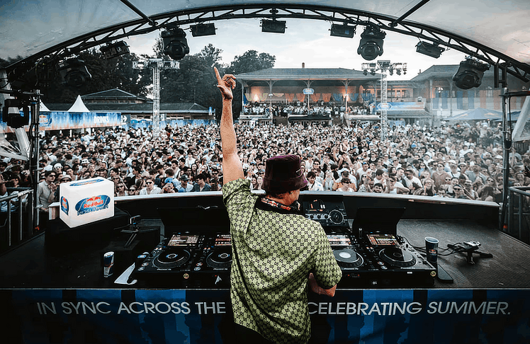 Der australische Produzent und DJ Fisher übernahm die musikalische Leitung und bildete den Abschluss des Programms auf der Galopprennbahn Freudenau. 