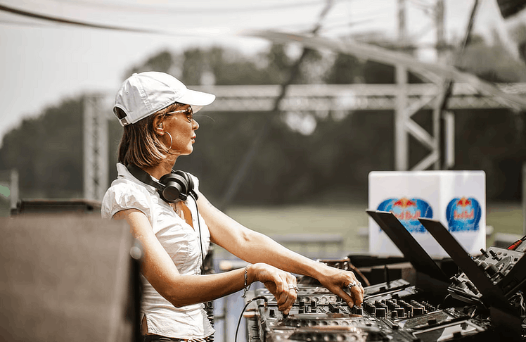 Maruwa ist eine in Frankfurt am Main ansässige DJane und Musikproduzentin. Sie ist bekannt für ihren energiegeladenen Sound, der stark von der elektronischen Rave-Kultur der 1990er und 2000er Jahre inspiriert ist