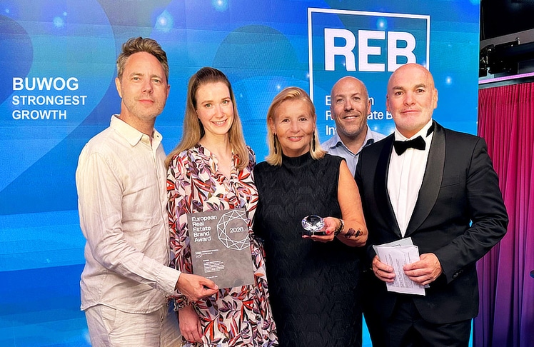 Die Buwog beim Real Estate Brand Award. (Personen: Dr. Ingrid Fitzek-Unterberger (CMO of the Year, Mitte) mit einem Teil ihres Teams, gemeinsam mit REB-Direktor Harald Steiner (rechts) © REB