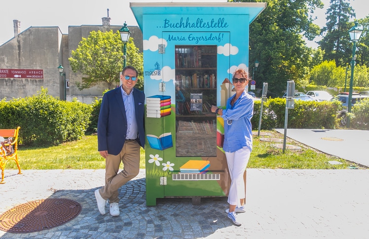 Friedrich Csörgits und Christina Baumgartner vor einer Buchhaltestelle © LEADERSNET/D. Mikkelsen