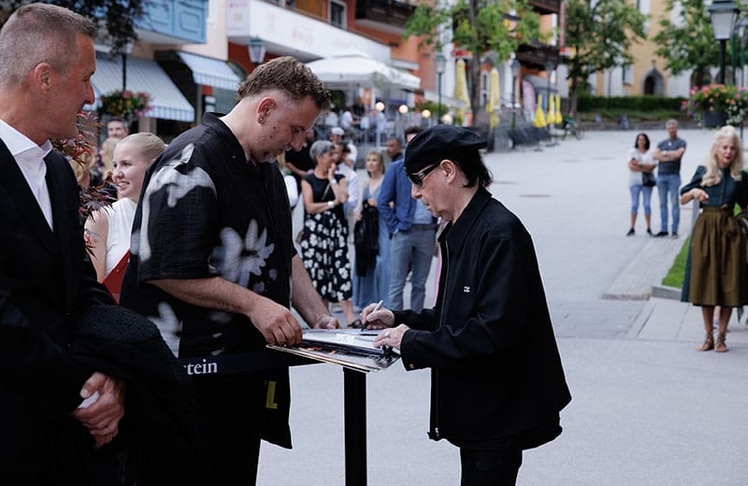 Klaus Meine von den Scorpions gibt Autogramme am Roten Teppich © Call Film Festival