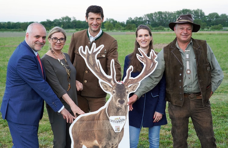 V.l.n.r.: Matthias Grün (Vorstandsvorsitzender der Esterhazy Betriebe AG), Christa Kummer (Präsidentin des Vereins Grünes Kreuz für Jagd und Natur), Stefan Pfefferle (Revierjagdmeister und Autor), Eva Erlacher (Rechtsanwältin, Autorin und Jägerin) und Andreas Schatz (Gründer des IFAC - Institut für Altersbestimmung von Cerviden).