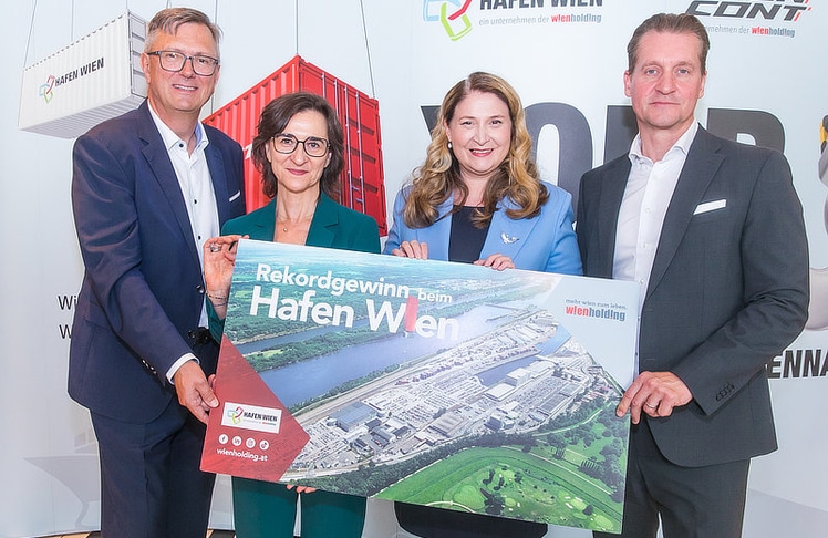 V.l.n.r.: Fritz Lehr (Kaufmännischer Geschäftsführer, Hafen Wien), Doris Pulker-Rohrhofer (Technische Geschäftsführerin, Hafen Wien), Barbara Novak (Vizebürgermeisterin & Wirtschaftsstadträtin, Stadt Wien) und Oliver Stribl (Geschäftsführer, Wien Holding).