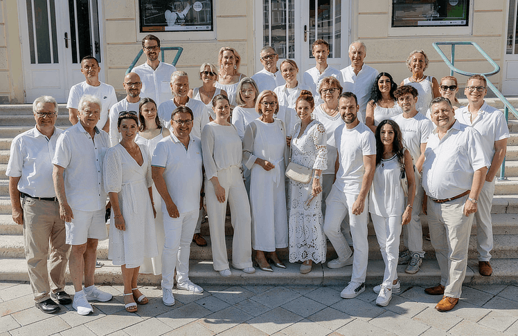 V.l.n.r.: (vordere Reihe) LAbg. Christoph Kainz, Vizebürgermeister Jowi Trenner, Dolores David-Fromm, GR Eva Freistetter, GR Herbert Dopplinger, GR Petra Haslinger, StR Gertraud Auinger-Oberzaucher, Landeshauptfrau Johanna Mikl-Leitner, Bürgermeisterin Carmen Jeitler-Cincelli, GR Gerlinde Brendinger, StR Franz Schwabl, GR Meryem Schmidt, GR Sanin Hanusic, Vizebürgermeister Markus Riedmayer. (Hintere Reihe:) Nisret Bujari, StR Christian Ecker, Marcus Linford, GR Thomas Brandner, GR Judith Händler, Ulrike List, GR Alois Riesner, GR Eileen-Emilia Neugebauer, GR David Allram-Markel, GR Rene Hansy, GR Astrid Sinkovits, GR Gabriele Gerstner und Sebastian Makoschitz-Weinreich.