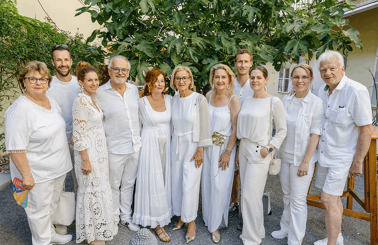 V.l.n.r.: GR Gerlinde Brendinger, StR Franz Schwabl, Bürgermeisterin Carmen Jeitler-Cincelli, Christian Prokopp, Regina Prokopp, Landeshauptfrau Johanna Mikl-Leitner, Ulrike List, GR David Allram-Markel, GR Petra Haslinger, GR Eileen-Emilia Neugebauer und Vizebürgermeister Jowi Trenner.

 