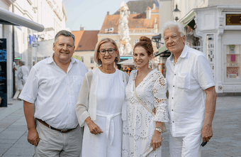 Baden in Weiß lockte zehntausende Besucher in die Innenstadt
