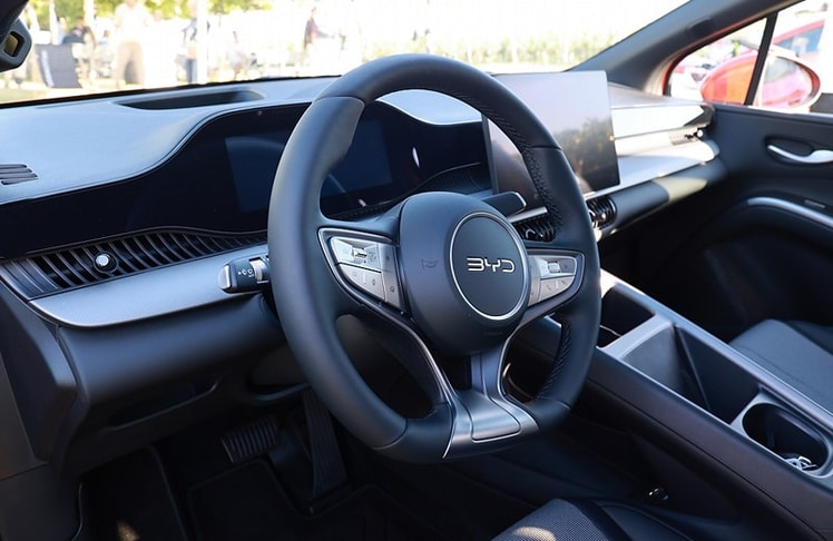 Im klar gezeichneten Cockpit fungiert der große Touchscreen als Schaltzentrale. Hinterm Lenkrad blickt man auf ein digitales Kombiinstrument.