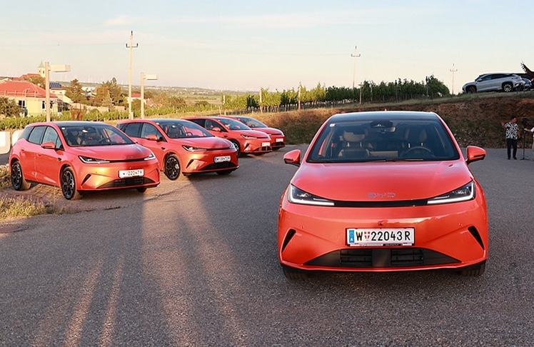 Optisch unterscheidet sich der Plug-in-Hybrid von der E-Version durch eine neu gezeichnete Front mit schlankeren LED-Scheinwerfern.