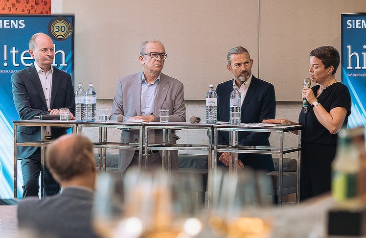 V.l.n.r.: Herbert Taucher (Leiter Forschung und Vorentwicklung, Siemens-Technologiefeld Integrated Circuits and Electronics), Helmut Leopold (Head of Center for Digital Safety & Security, Austrian Institute of Technology) und Manfred Ruhmer (Manager R&D Ecosystem, Infineon Österreich) mit Moderatorin Astrid Kuffner.