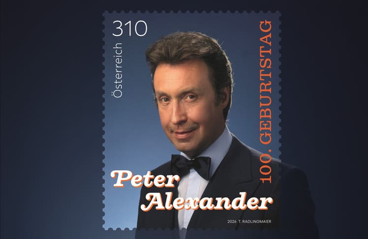 Die von der Grazer Grafikerin Theresa Radlingmaier gestaltete Sondermarke zeigt Peter Alexander im schwarzen Anzug mit Fliege.