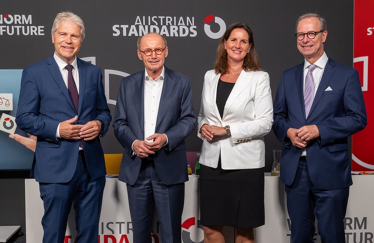 V.l.n.r.: Anton Ofner, Präsident von Austrian Standards International, Othmar Karas, Präsident des European Forum Alpbach, Valerie Höllinger, CEO von Austrian Standards und Georg Konetzky, Sektionschef Bundesministerium für Wirtschaft, Energie und Tourismus © Austrian Standards/APA-Fotoservice/Krisztian Juhasz