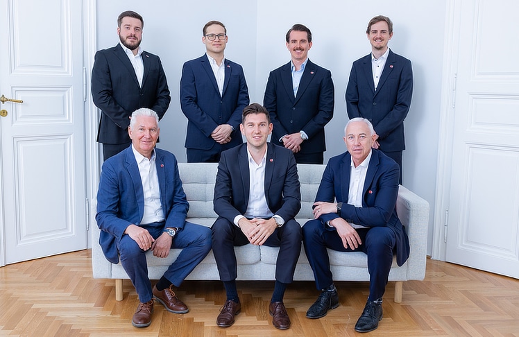 Das BC Consulting-Team rund um Tim Reismüller (in der Mitte sitzend) © BC Consulting GmbH/Gerald Kührer