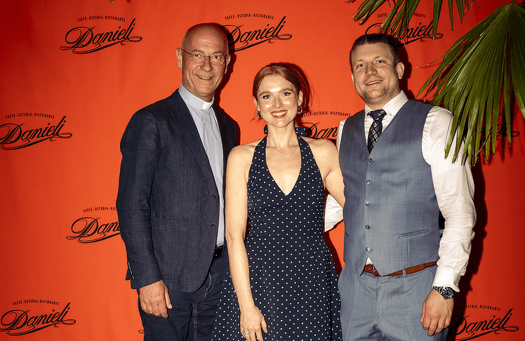 V.l.n.r.: Dompfarrer Toni Faber, Lisa Dokulil und Oliver Dokulil 