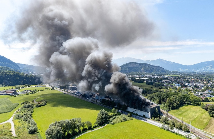 Großbrand bei Loacker Recycling in Götzis (Vorarlberg, August 2025) © Dietmar Stiplovsek/VOL.AT