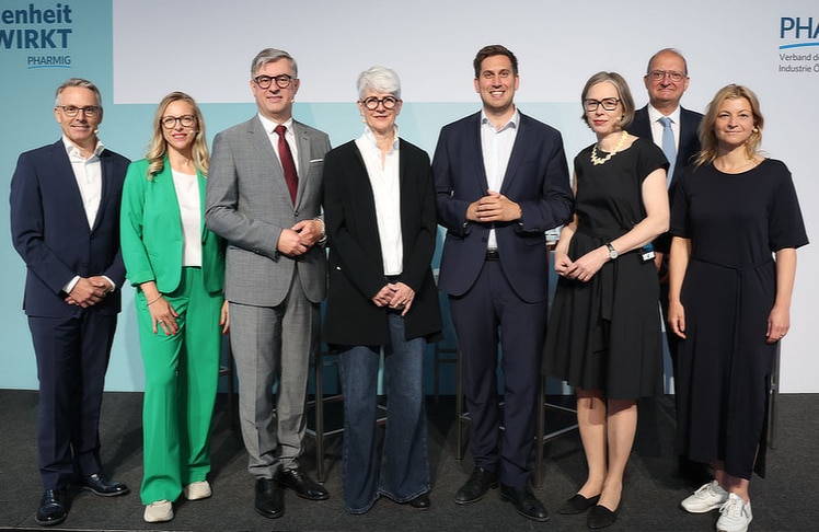Die Teilnehmer:innen der Podiumsdiskussion (v.l.n.r.): René Tritscher (Geschäftsführer, Austrian Business Agency), Kristina Hentschel (Moderation), Pavol Dobrocky (Präsident, Pharmig | Geschäftsführer, Boehringer Ingelheim RCV GmbH & Co KG), Anita Kienesberger (Obfrau, Die Allianz), Alexander Pröll (Staatssekretär, Bundeskanzleramt), Michaela Fritz (Vizerektorin für Forschung und Innovation, Medizinische Universität Wien), Alexander Herzog (Generalsekretär, Pharmig) und Barbara Teiber (Bundesvorsitzende, Gewerkschaft GPA).