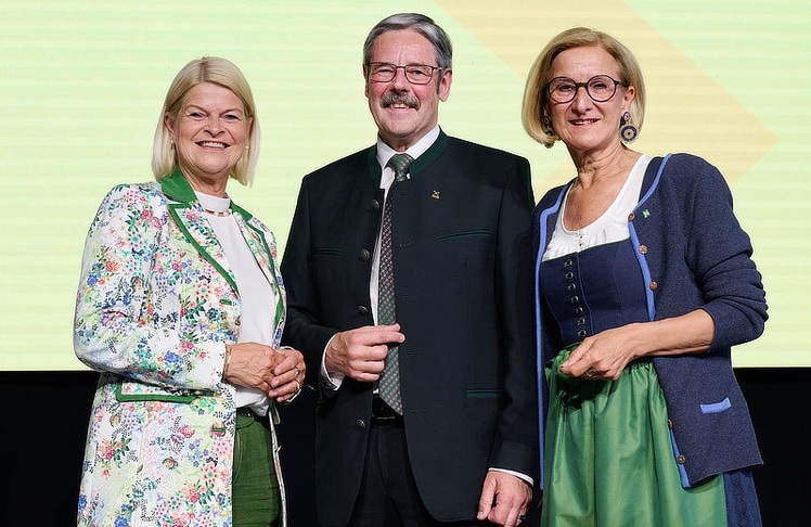 V.l.n.r.: Klaudia Tanner (Verteidigungsministerin), Erwin Hameseder (Generalanwalt Österreichischer Raiffeisenverband) und Johanna Mikl-Leitner (NÖ-Landeshauptfrau). © NLK Pfeiffer