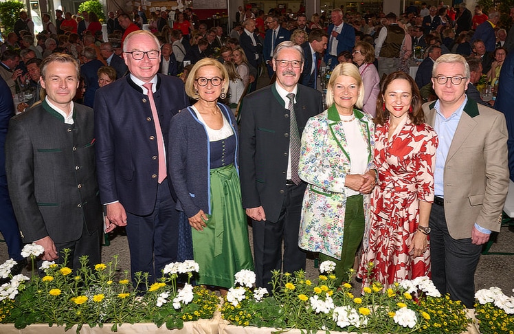 V.l.n.r.: Martin Hauer (Generaldirektor Raiffeisenlandesbank NÖ-Wien), Stephan Pernkopf (NÖ-LH-Stellvertreter), Johanna Mikl-Leitner (NÖ-Landeshauptfrau), Erwin Hameseder (Generalanwalt Österreichischer Raiffeisenverband), Klaudia Tanner (Verteidigungsministerin), Doris Berger-Grabner (Obfrau der Raiffeisenbank Krems) und Michael Höller (designierter CEO Raiffeisen Bank International). © NLK Pfeiffer