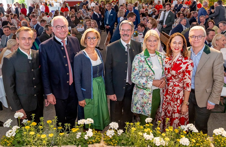 V.l.n.r.: Martin Hauer (Generaldirektor Raiffeisenlandesbank NÖ-Wien), Stephan Pernkopf (NÖ-LH-Stellvertreter), Johanna Mikl-Leitner (NÖ-Landeshauptfrau), Erwin Hameseder (Generalanwalt Österreichischer Raiffeisenverband), Klaudia Tanner (Verteidigungsministerin), Doris Berger-Grabner (Obfrau der Raiffeisenbank Krems) und Michael Höllerer (designierter CEO Raiffeisen Bank International). © LEADERSNET/C. Mikes