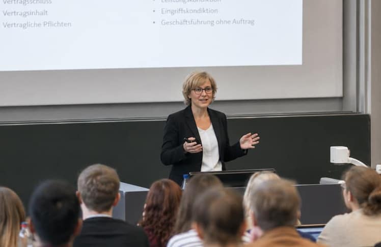Professor:innen landen mit einem Durchschnittsgehalt von brutto 88.600 Euro (brutto pro Jahr) auf Platz 1. 