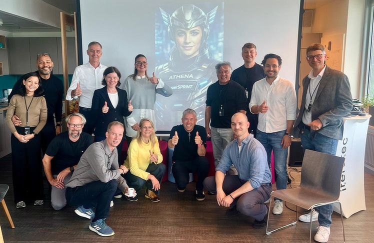 Die Teilnehmer:innen der "Grand Challenge Vienna" von iteratec, darunter (obere Reihe) Ana Herrera (1.v.l.), Victor Bannerman-Chedid (2.v.l.), Richard Schmid (3.v.l.), Barbara Czak-Pobeheim (4.v.l.), Christoph Völker (7.v.l.) und Michael Maier (8.v.l.) sowie (untere Reihe) Eike Wagner (1.v.l.), Werner Schueler (2.v.l.), Simone Scholz (3.v.l.) und Chris Ehl (4.v.l.).
