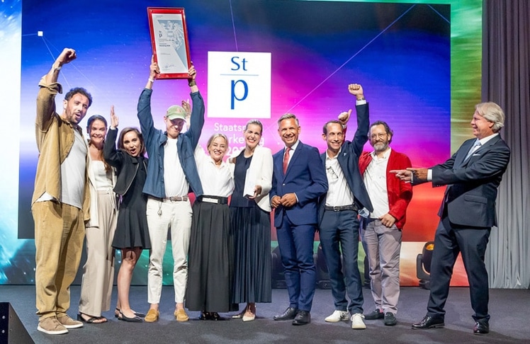 Die Wiener Städtische freut sich über den Staatspreis Marketing und die Nominierung in der Kategorie Dienstleistungs-Marketing. Wirtschaftsminister Wolfgang Hattmannsdorfer (4.v.r.) und AMC-Präsident Willy Lehmann (r.) gratulieren dem Marketingteam der Wiener Städitschen um Sonja Brandtmayer (5.v.r./Stv. Vorstandsvorsitzende) und Valerie Brugger (5.v.l./Marketing/Werbeleiterin) sowie dem Team der Agentur DMB. um GF Marcello Demner (l.) und Creative Director Alistair Thompson (4.v.l.) © LEADERSNET/C. Mikes