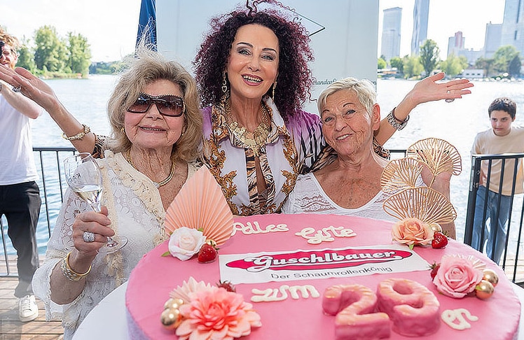 Geburtstagskind Christina Lugner (Mitte) mit Mutter Martha (l.) und Sängerin Jazz Gitti. © Andreas Tischler