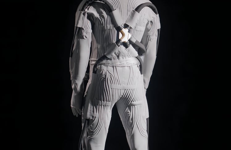 Der neue Raumanzug soll Astronaut:innen bei der geplanten Rückkehr auf den Mond unter extremen Bedingungen schützen und unterstützen.