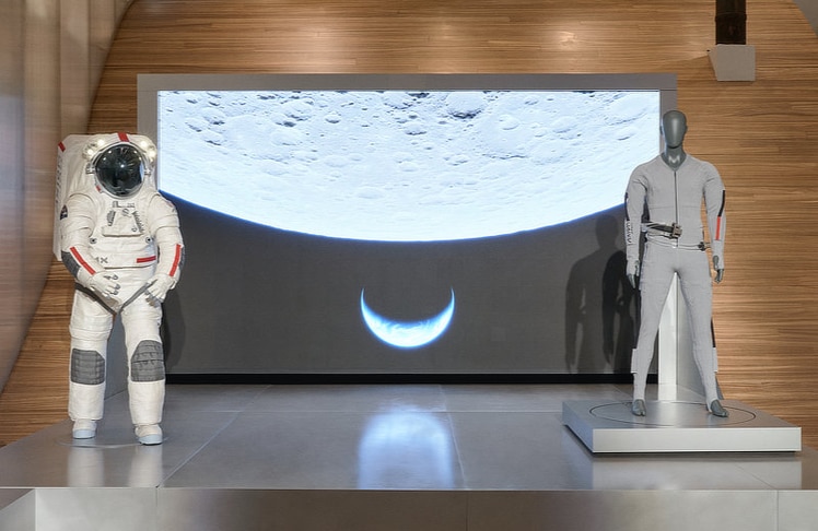 Moderne Materialien und integrierte Lebenserhaltungssysteme unterscheiden die neue Generation von Raumanzügen deutlich von der Ausrüstung der Apollo-Ära.