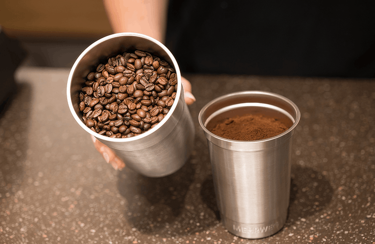 Zudem bringt Tchibo ein Mehrweg-Pfandsystem für losen Bohnenkaffee in den Handel. Gemeinsam mit dem Mehrweg-Spezialisten circolution startet der Kaffeeröster das Pilotprojekt ab sofort in 30 Wiener und 3 Grazer Filialen.