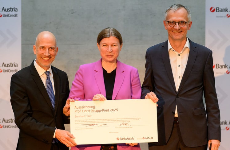 V.l.n.r.: Juryvorsitzender Martin Kocher (Gouverneur der Oesterreichischen Nationalbank), Marion Morales Albiñana-Rosner (Vorständin Private Banking, UniCredit Bank Austria) und Preisträger Bernhard Ecker (Chefredakteur trend & Preisträger 2025).