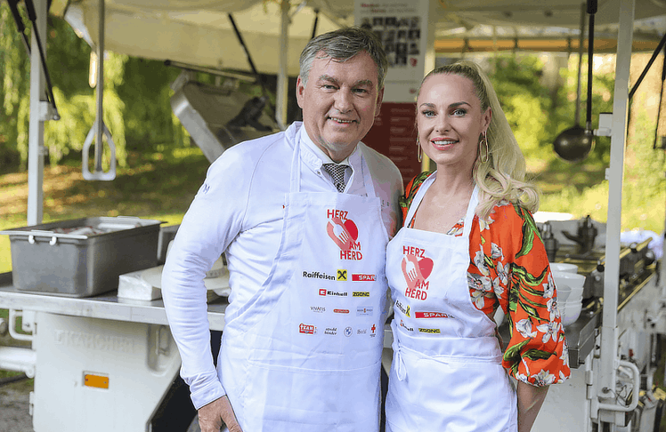 Spitzenkoch Toni Mörwald und Silvia Schneider präsentierten in Gut Wagram im Zuge der Abschlussveranstaltung ihre Interpretation des Erdäpfelgulaschs.
