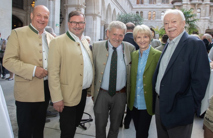 V.l.n.r.: Helmut Schuckert (Generalsekretär Wiener Landesjagdverband), Norbert Walter (Landesjägermeister Wiener Landesjagdverband), Toni Larcher (Landesjägermeister Tiroler), Barbara Hörnlein (Landesjägermeister-Stellvertreterin Wiener Landesjagdverband) und Michael Häupl (ehem. Wiener Bürgermeister & Präsident der Volkshilfe).