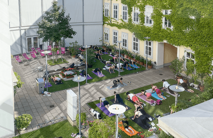 Mit dem Programm "Kultur in Bewegung" schafft das Möbelmuseum Wien einen offenen Begegnungsraum, in dem Tanz, Bewegung und Film zu einem gemeinsamen Erlebnis verschmelzen. 