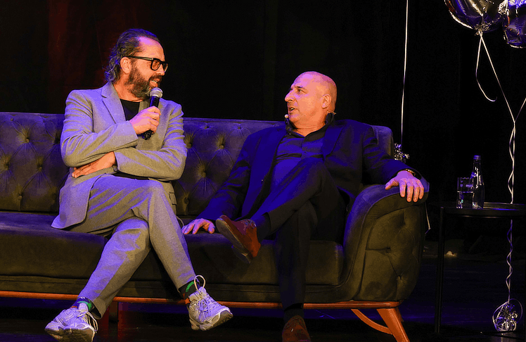 Gerald Fleischhacker (l.) und Christoph Fälbl stehen bei "Kabarett am Strand" Ende Juli auf der Bühne des Strandbads Baden. Während Fälbl am 27. Juli sein Programm präsentiert, zeigt Fleischhacker mit "Alter nicer Mann" am 29. Juli sein Können als Kabarettist. © LEADERSNET/ Kaiser