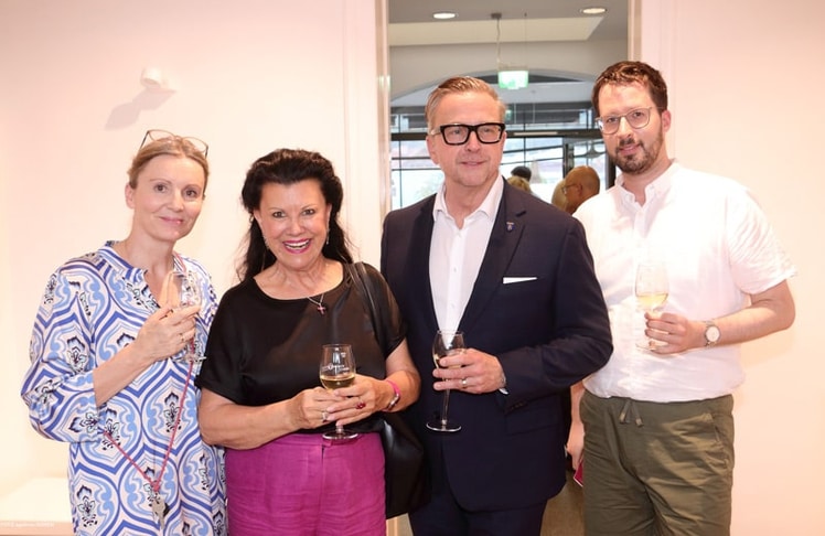 V.l.n.r.: Kunsthausleiterin Ulrike Janach, Sponsorin der Ausstellung Anita Frauwallner, BGM Helmut Linhart, GR Christian Veit © Agathon Koren