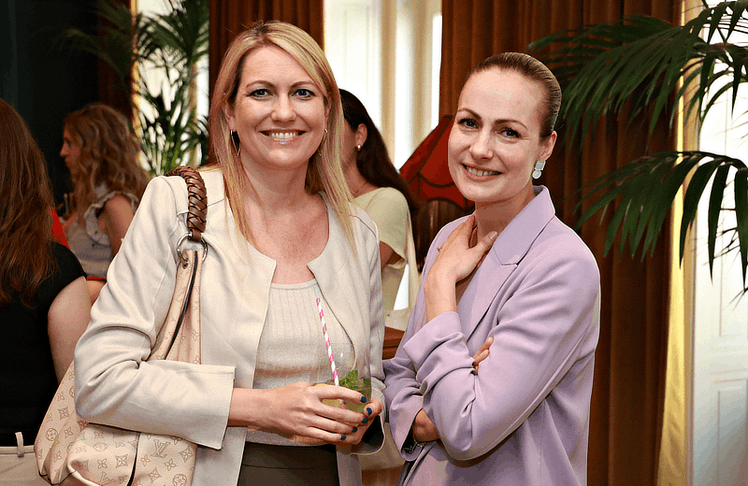 V.l.n.r.: Marlene Auer (Chefredakteurin Kurier Freizeit) und Julia Benkel (Senior Manager Communications / Engagement L'Oréal)