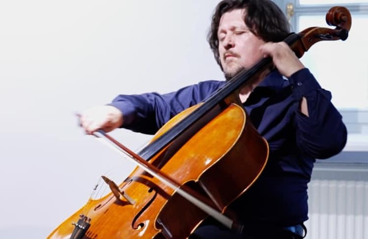 Welt-Cellist Friedrich Kleinhapl begeisterte bei der Ausstellungseröffnung im Kunsthaus Köflach mit einem bewegenden Konzert © Oliver Pink