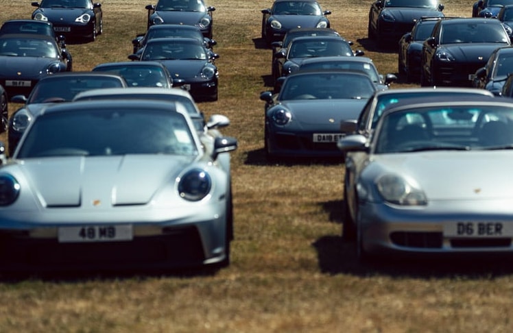 Für Porsche-Besitzer:innen gab es einen eigenen Parkplatz, auf dem die Autos nicht nach Modell, sondern nach Farbe sortiert waren. © Dan Bathie